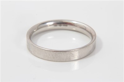 Lot 3415 - Platinum wedding ring, size V