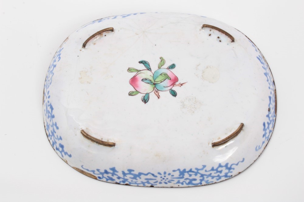 Lot 817 18th century Chinese enamelled snuff dish