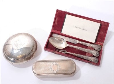 Lot 209 - Georgian silver christening set in case, Continental silver snuff box and another of oval form