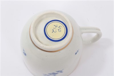 Lot 123 - 18th century Worcester blue and white cup decorated with putti