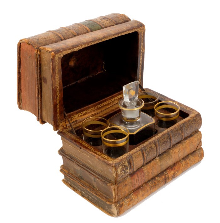 Lot 900 Highly unusual liqueur decanter box