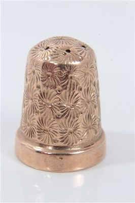 Lot 866 - Edwardian 9ct gold thimble, C.H. Birmingham 1901, 2.5cm high