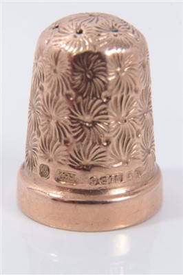 Lot 866 - Edwardian 9ct gold thimble, C.H. Birmingham 1901, 2.5cm high