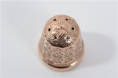 Lot 866 - Edwardian 9ct gold thimble, C.H. Birmingham 1901, 2.5cm high