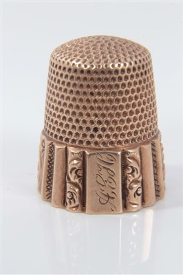 Lot 867 - Late 19th century gold thimble stamped, K.M.D., size 8, engraved initial, 2cm high