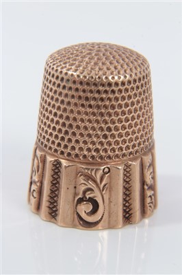 Lot 867 - Late 19th century gold thimble stamped, K.M.D., size 8, engraved initial, 2cm high