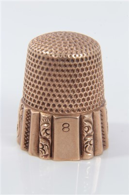 Lot 867 - Late 19th century gold thimble stamped, K.M.D., size 8, engraved initial, 2cm high