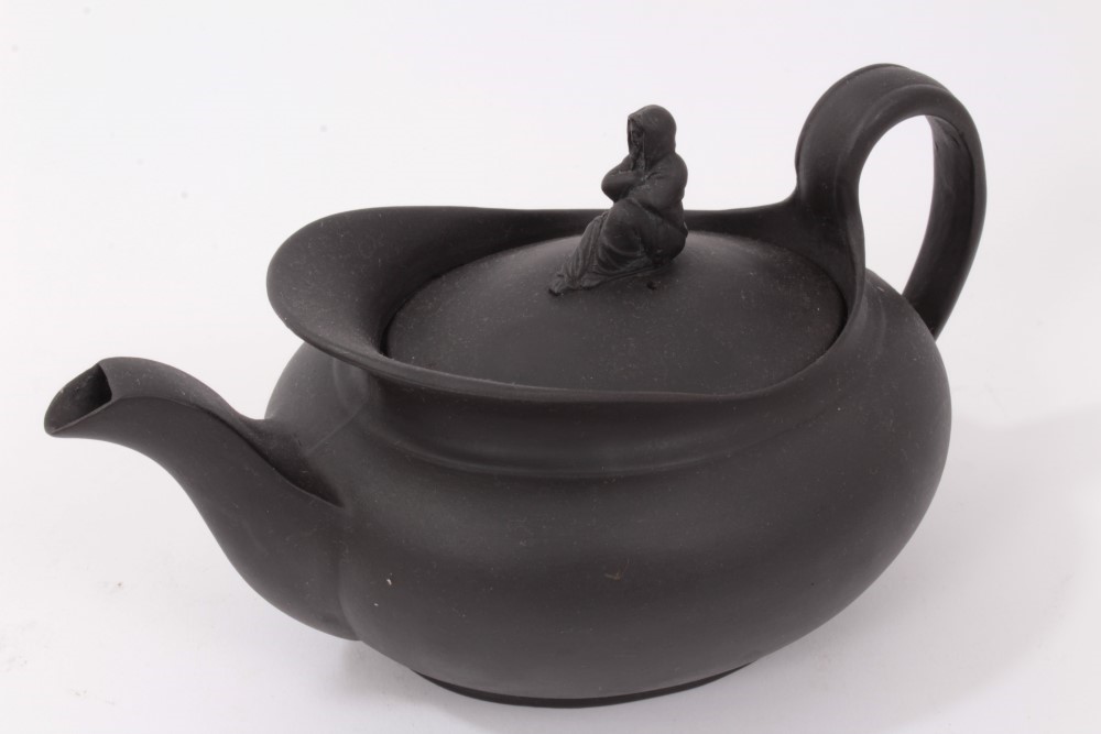 A WEDGWOOD BLACK BASALT LARGE TEA KETTLE AND COVER CIRCA 1790