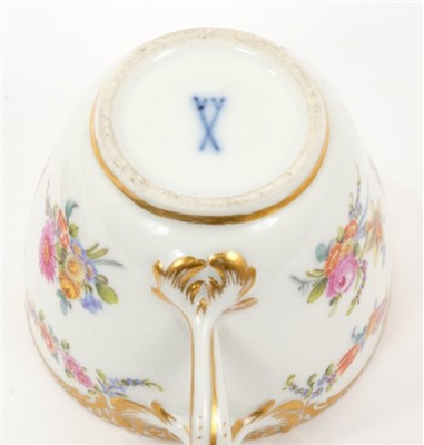 Lot 125 - Early 19th century Meissen porcelain cup and cover
