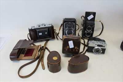 Lot 3607 - Assorted vintage cameras and lights