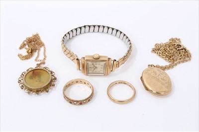 Lot 3252 - Group of jewellery to include Edwardian gold 9ct double-sided locket on chain, two 9ct gold rings, oval locket on chain and gold 9ct cased wristwatch on plated bracelet