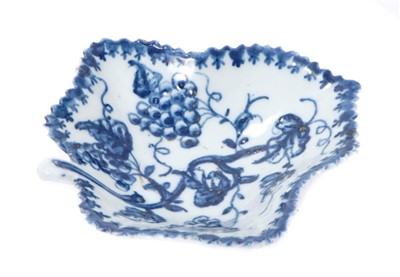 Lot 295 - 18th century Lowestoft pickle dish, of vine leaf form with serrated rim