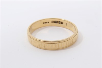 Lot 3214 - 18ct gold wedding ring