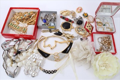 Lot 3216 - Vintage costume jewellery to include Kenneth Lane, Miracle, Monet etc