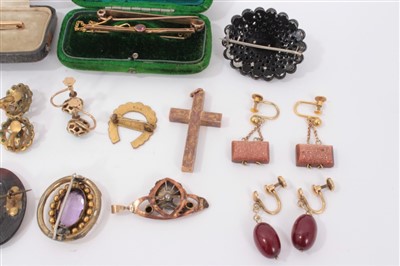 Lot 603 - Group antique gold jewellery, bar brooches, earrings etc