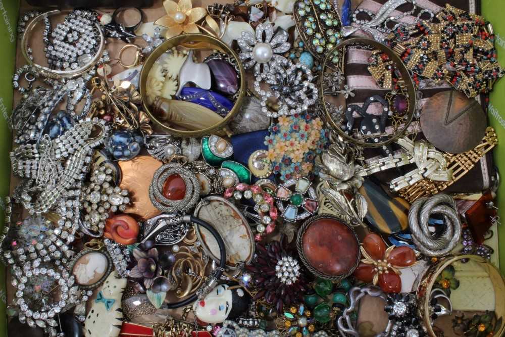 Lot 3223 - Collection vintage brooches and costume jewellery