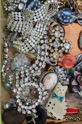 Lot 3223 - Collection vintage brooches and costume jewellery