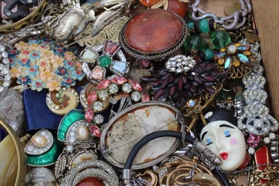 Lot 3223 - Collection vintage brooches and costume jewellery