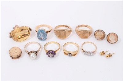 Lot 717 - Group of rings and pendants