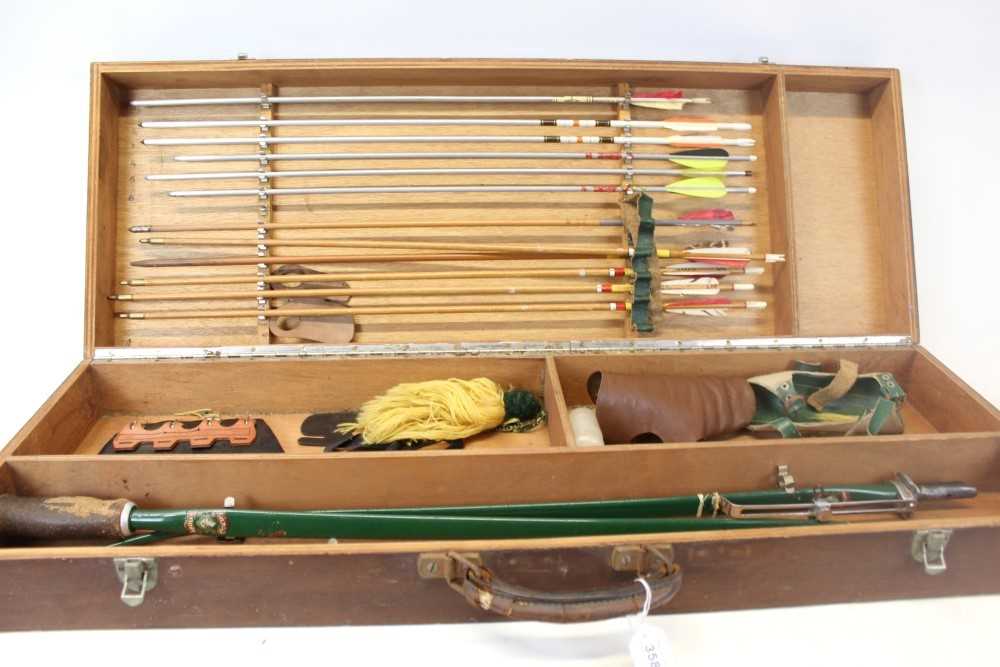 Lot 3584 - Vintage bow and arrow set in fitted travelling case