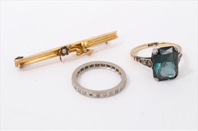 Lot 3451 - A green stone ring, eternity ring and a gold bar brooch