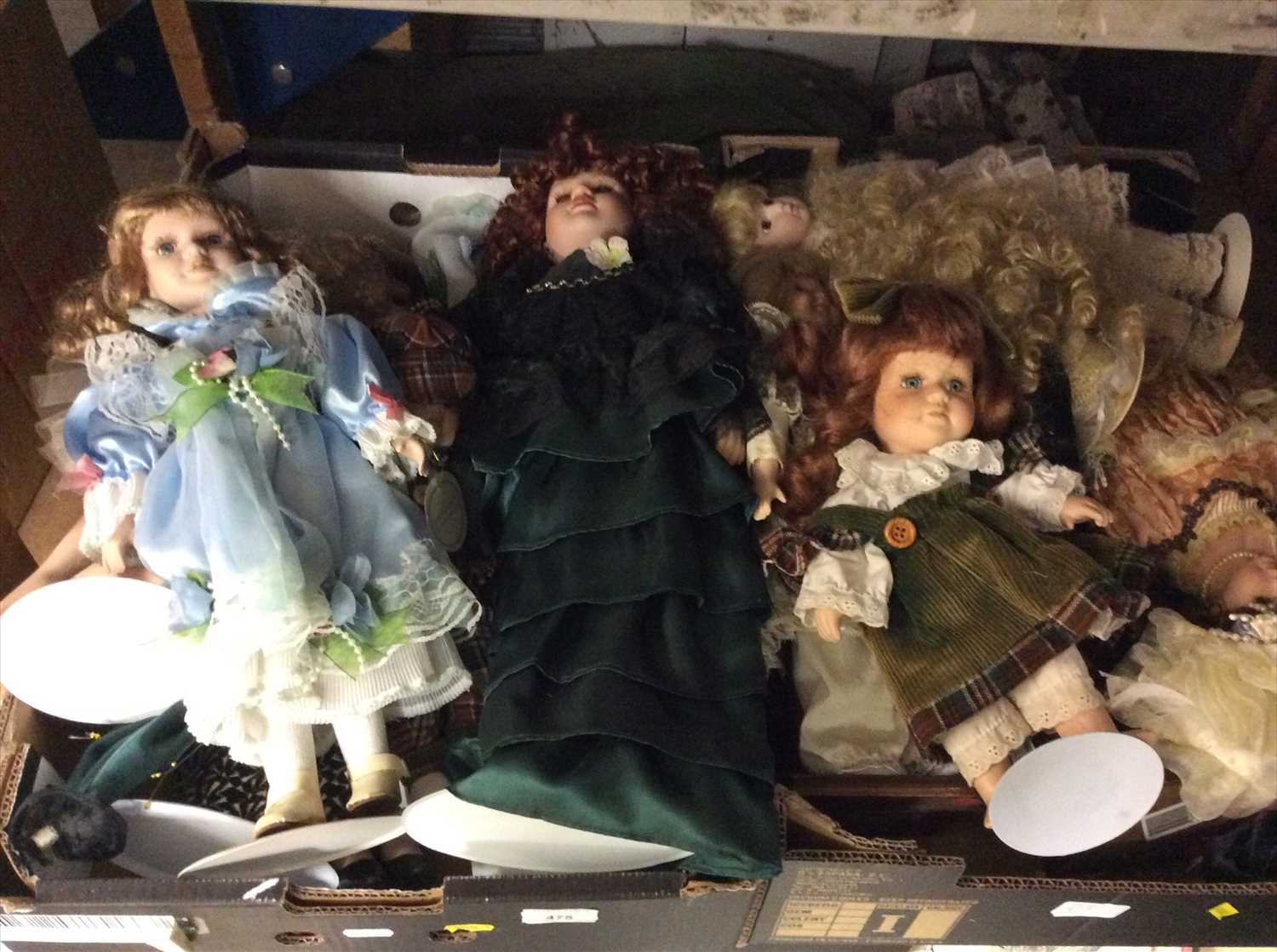 Lot 475 - Collection of various dolls