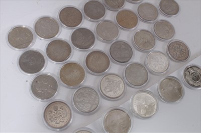 Lot 125 - G.B. - mixed Elizabeth II £5 coins