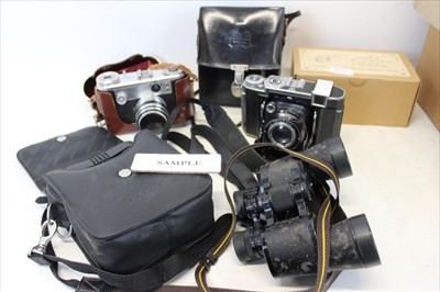 Lot 3617 - Vintage cameras, binoculars and photographic items