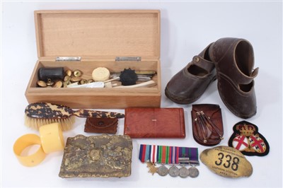 Lot 1165 - Mixed group of 19th century and later items to include yellow metal mounted folding spectacles, bone, ivory and sundry items