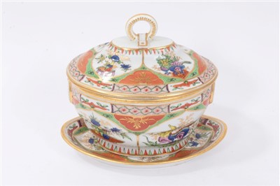 Lot 223 - Late 18th / Early 19th Century Chamberlains Worcester Lidded Sucrier and Stand, Circa 1795-1800, decorated with the Dragons in Compartments pattern, the lid with mock ring handle, total height 14cm...