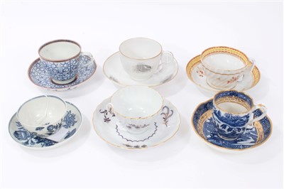 Lot 240 - Six assorted late 18th / early 19th century Worcester and Caughley tea bowls, cups and saucers, decorated with various patterns.