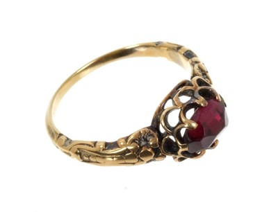 Lot 640 - Antique garnet single stone ring