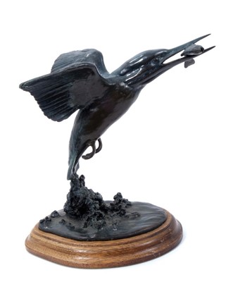 Lot 1211 - Patricia Northcroft (contemporary), patinated bronze figure of a kingfisher, signed and numbered 1/150, raised on wooden plinth, 16cm total height