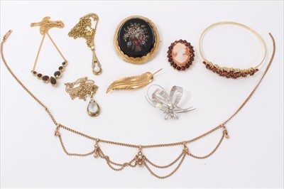 Lot 3254 - Group of jewellery to include micro mosaic brooch, garnet necklace, German 333 standard jewellery etc