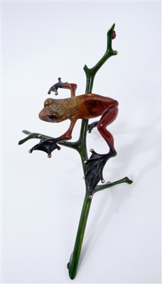 Lot 1254 - Tim Cotterill ‘Frogman’ enamelled bronze sculpture - Frog and branch, signed and numbered 602/2000, 26cm long