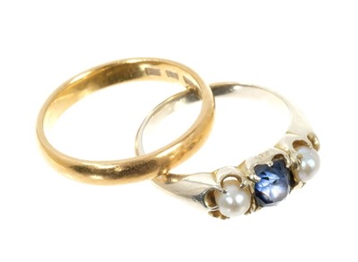 Lot 762 - 22ct gold wedding ring and a Victorian sapphire and pearl three stone ring