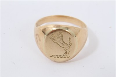 Lot 3267 - Yellow metal signet ring