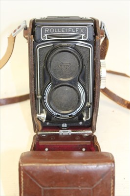 Lot 3609 - Rolleiflex 3.5T TLR camera in makers leather case