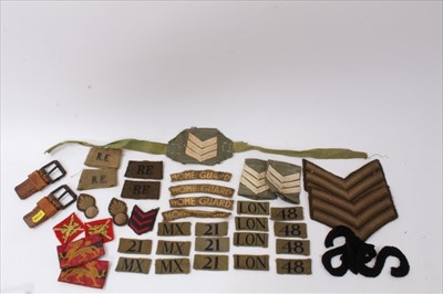 Lot 581 - Group of militaria to include Second World War cloth uniform badges, and a selection of Royal Engineers buttons and other items.