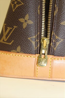 Lot 3110 - Louis Vuitton Monogram Canvas Handbag with leather handles and base. FL00811