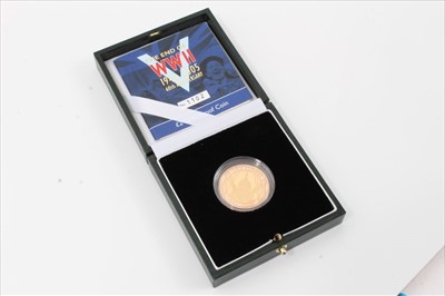 Lot 92 - G.B. The Royal Mint gold £2 proof 'The End of WWII Anniversary' 2005 (N.B. cased with Certificate of Authenticity) (1 coin)