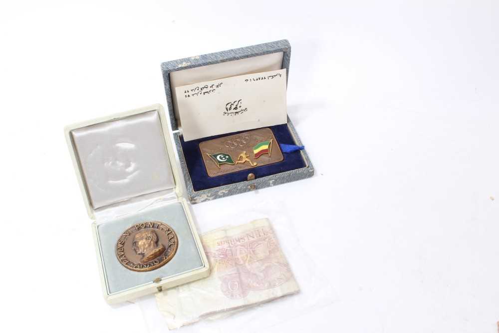 Lot 143 - World - mixed world coinage, medallions & coin accessories