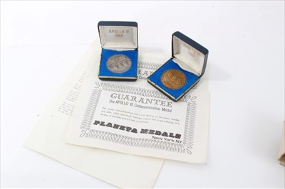 Lot 171 - U.S.A. Apollo XI Commemorative medals x 2 issued in .999 silver & bronze by Planeta Medals, New York 1969 (2 medallions)