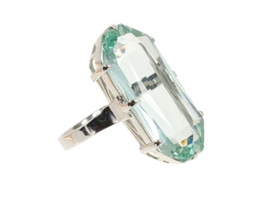 Lot 510 - Ladies single aquamarine cocktail ring