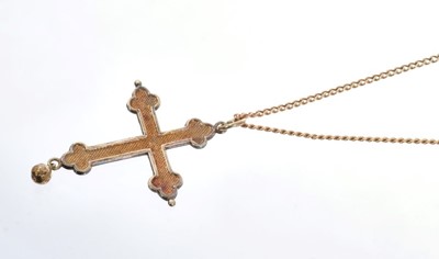 Lot 513 - 15ct gold chain with crucifix pendant