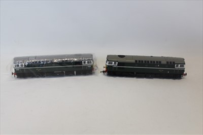 Lot 2714 - Railway Heljan 00 gauge Diesel Electric locomotive D5332 BR green (2607) plus Class 33/0 Diesel locomotive D6551 in green with small panels (3416) both mint & boxed