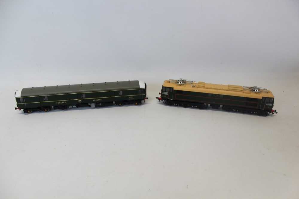 Lot 2716 - Railway Heljan 00 gauge diesel locomotive Class 128 DPU W55992 in green with yellow gangway doors (89011) plus EM2 E27005 BR lined green (77011) both mint & boxed