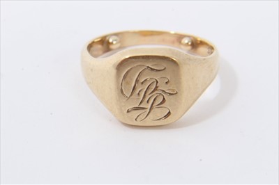 Lot 3305 - Yellow metal signet ring