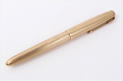 Lot 3411 - 1960s 9ct gold Parker “51” fountain pen with engine turned decoration and vacant cartouche, hallmarked London 1961
