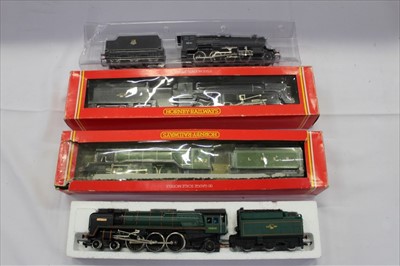 Lot 2811 - Railway Hornby 00 Gauge BR Standard Class 7P6F Britannia R063, Flying Scotsman R398, BR 2-8-0 locomotive R324, BR 2-10-0 locomotive R330 all boxed